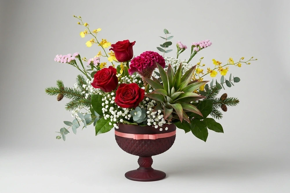 Arranjo Decorativo com Frutas Tropicais e Flores no Vaso de Cristal