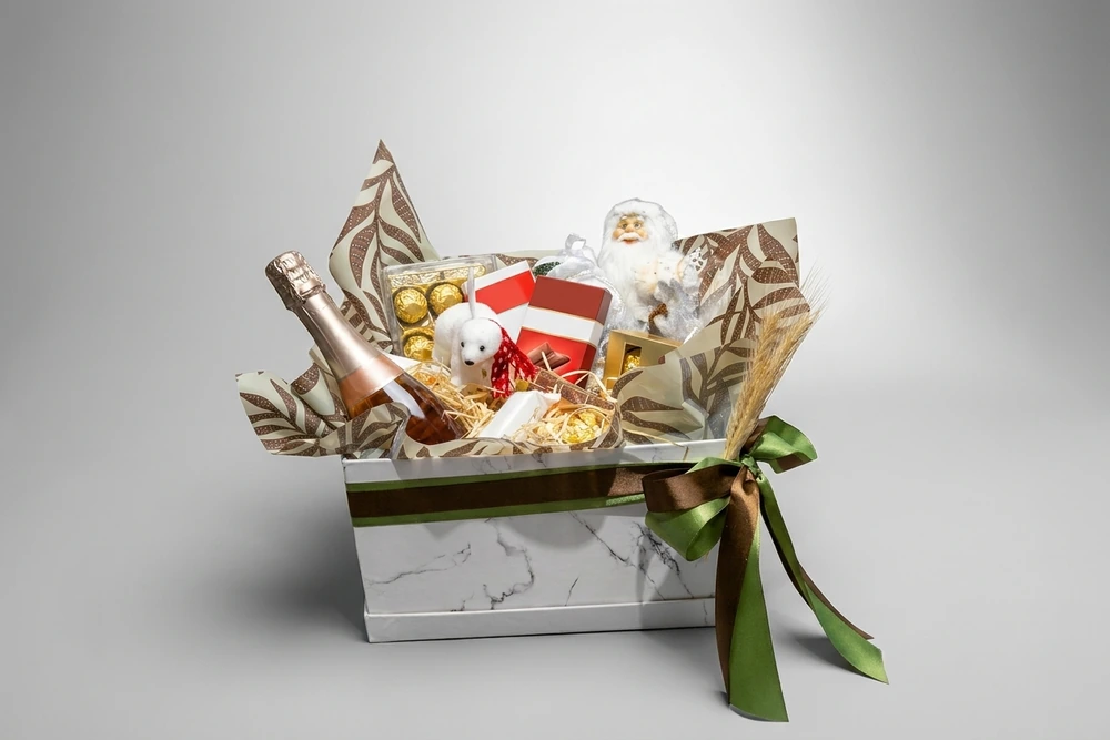 Cesta de Natal Elegante com Chocolates e Espumante