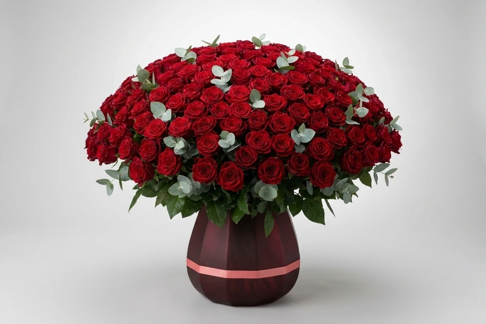 Arranjo Clássico com 50 Rosas Vermelhas colombianas e Vaso de Cristal