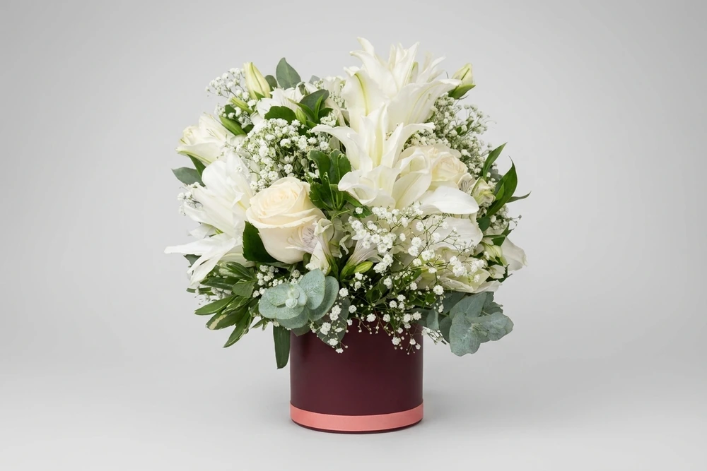 Pureza de Manhã: Arranjo Elegante de Rosas e Lírios Brancos