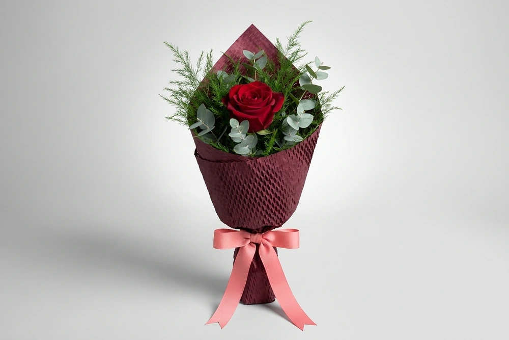 Buquê de 1 Rosa Colombiana com Eucalipto - Paixão e Elegância