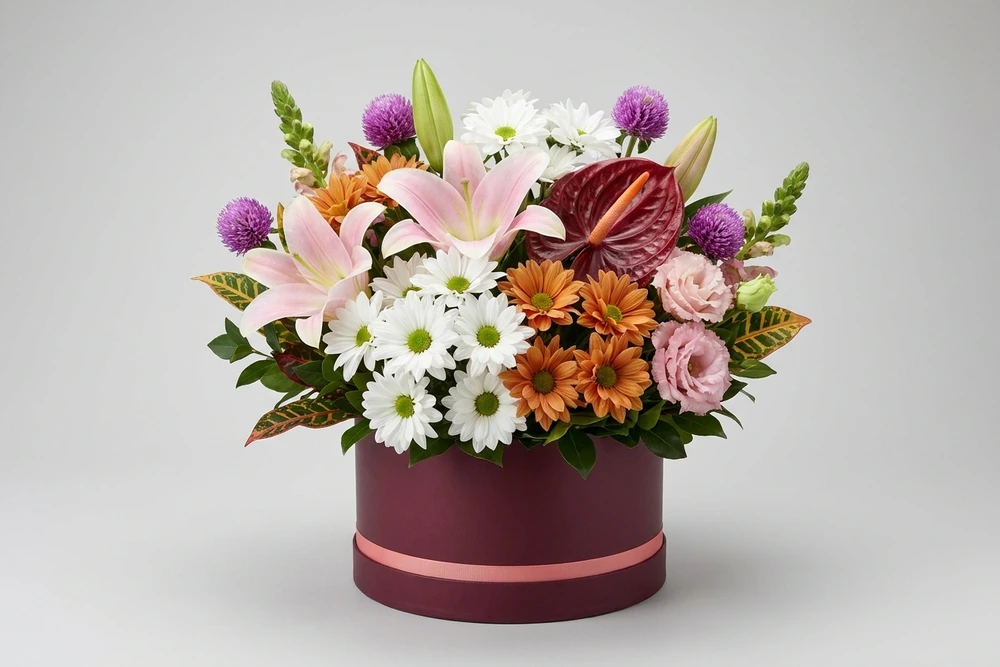 Arranjo de Lírios e Flores Variadas em Caixa Rosa - Charme e Delicadeza