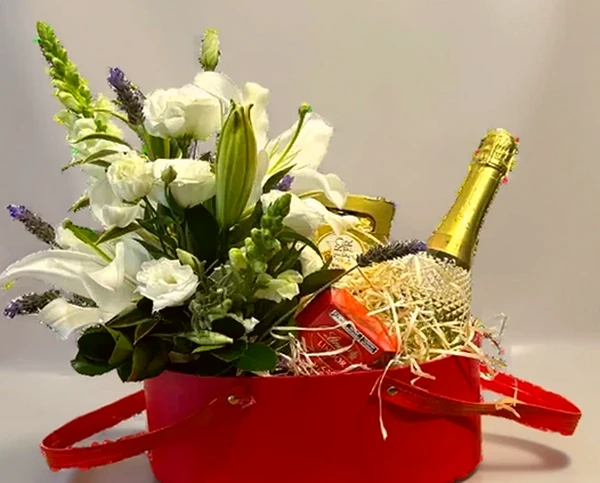 Cesta de Flores Brancas com Orquídeas e Espumante Freixenet - Um Presente de Luxo