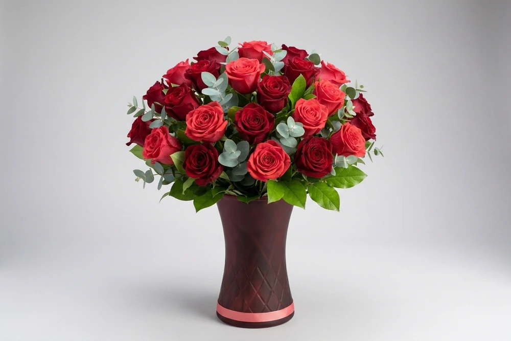 Buquê Luxuoso com 24 Rosas Vermelhas Naturais e Eucalipto no Vaso de Vidro