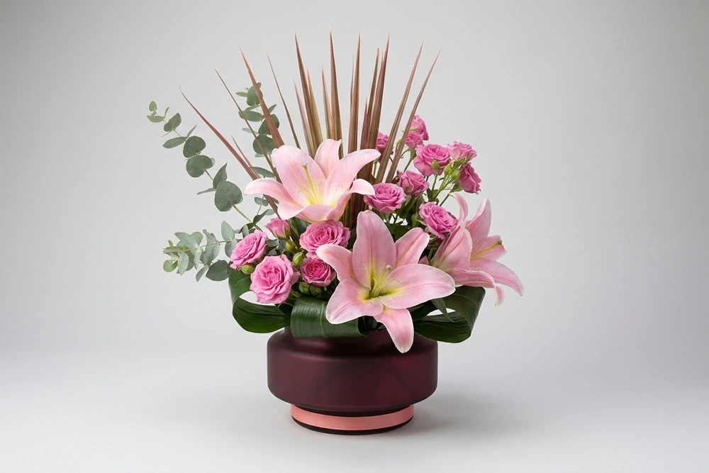 Arranjo Floral Sofisticado em Vaso de Vidro com Design Moderno
