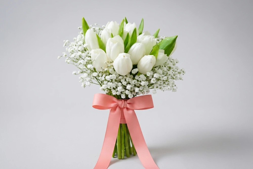 Buquê Clássico de Noiva com Tulipas Brancas e Gypsophila
