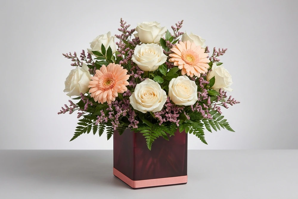 Arranjo de Rosas Brancas e Gérberas - Elegância Suave