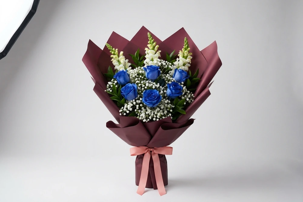 Bouquet Azul com 6 Rosas e Boca de Leão
