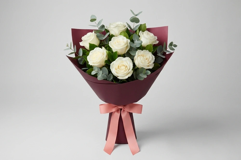 Buquê com 6 Rosas Colombianas Brancas e Eucalipto – Elegância Natural