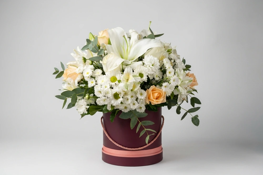 Arranjo Clássico com Lírios Brancos e Rosas em Caixa Rosa | Delicadeza e Pureza