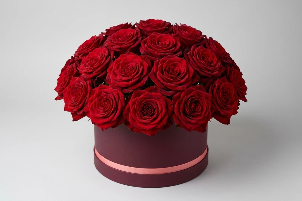 Arranjo Elegante: 20 Rosas Colombianas em Vaso de Vidro