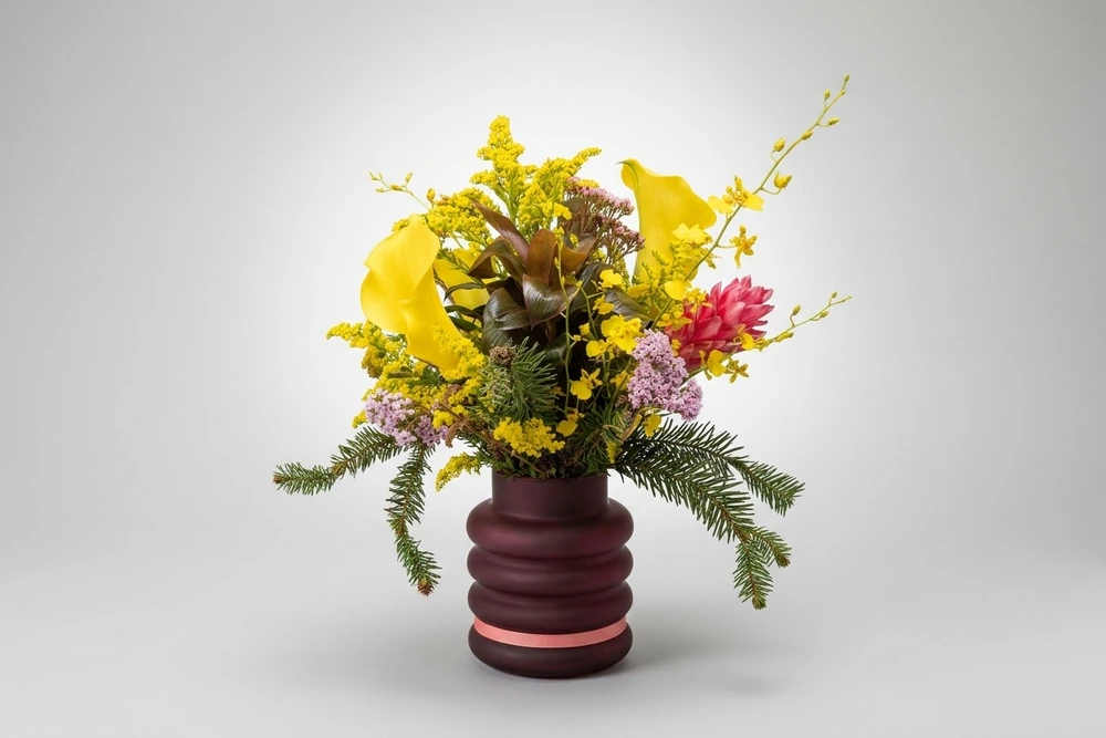 Arranjo Floral com Callas Amarelas e Flores Tropicais no Vaso de Vidro Azul
