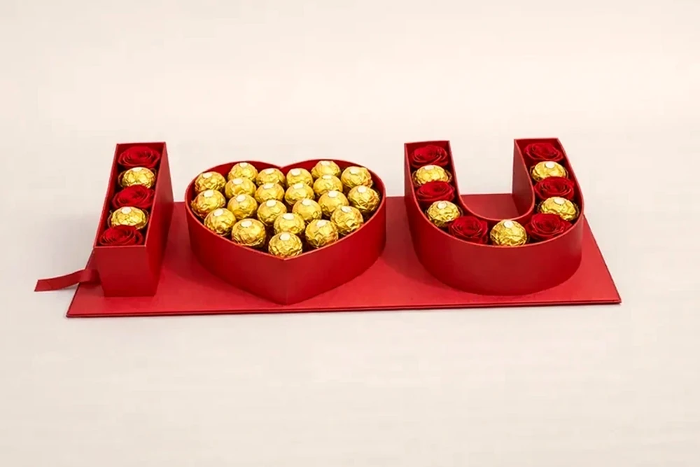LOVE caixa com Ferrero Rocher e Rosas Vermelhas