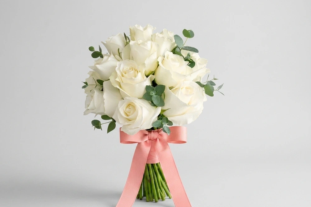 Buquê Clássico de Rosas Brancas com Toque de Eucalipto