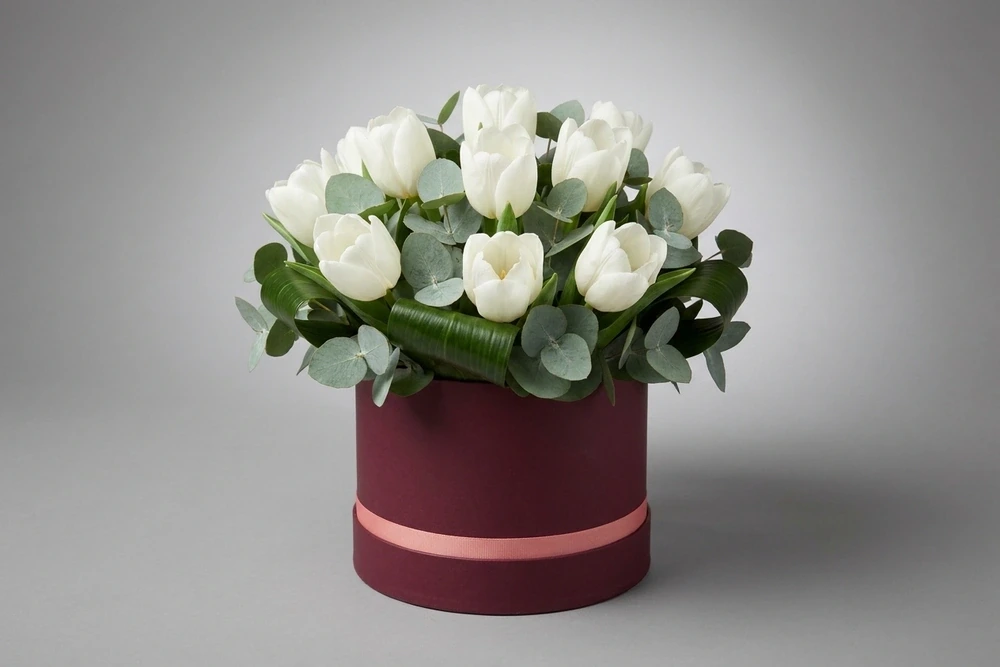 Caixa Elegante com Tulipas Brancas