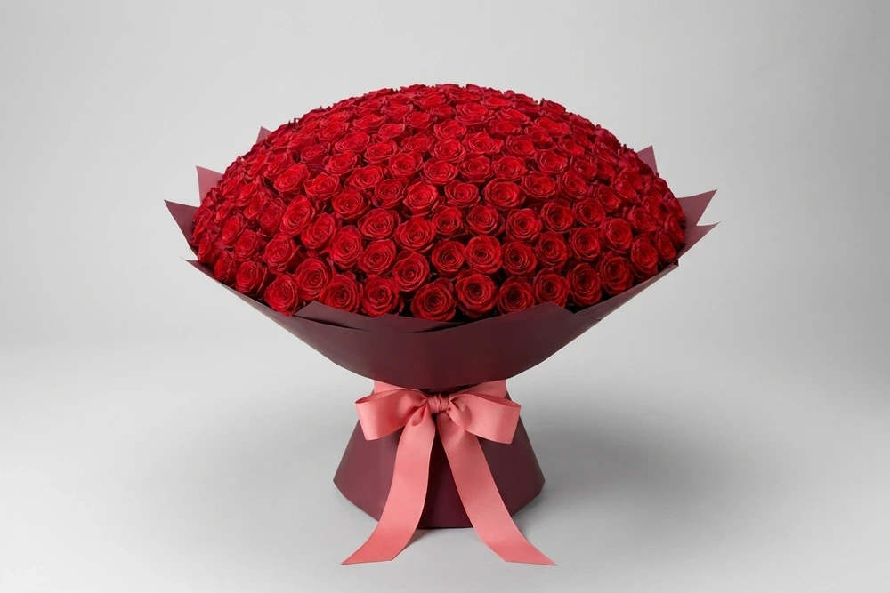 Paixão Flor: Buquê Deslumbrante com 100 Rosas Vermelhas Colombianas