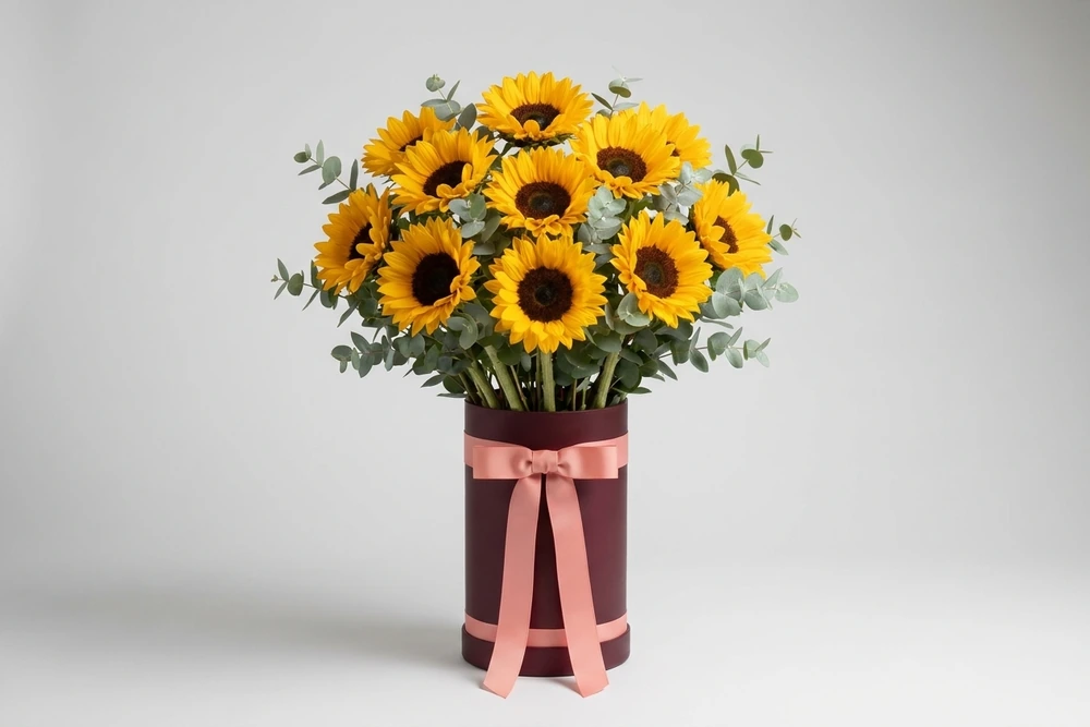 ‏Buquê de Girassóis em Vaso com Folhagem de Eucalipto - Elegância Natural para Seu Ambiente