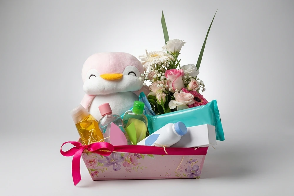 Cesta de Presente para Bebê com Pelúcia, Flores e Kit de Higiene