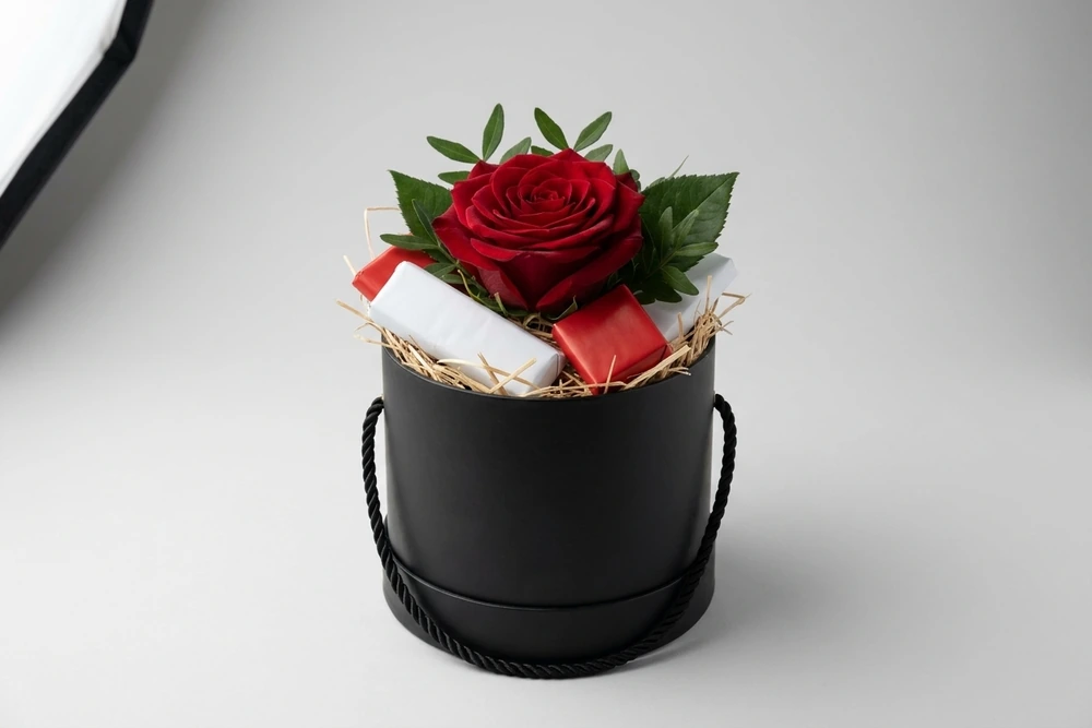 Caixa Premium com Rosa Vermelha e Chocolates Finos