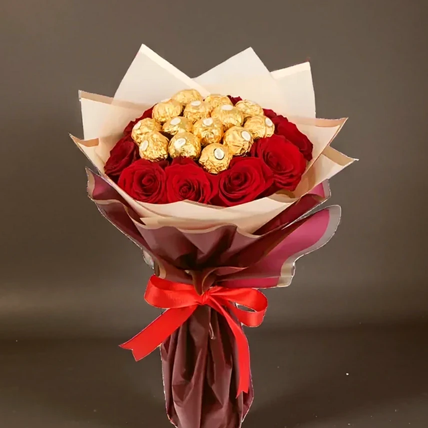 Buquê de Rosas Vermelhas com Ferrero Rocher - Elegância e Doçura