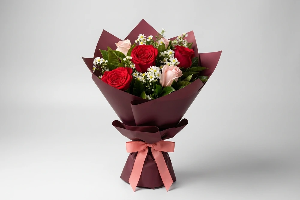 Buquê delicado com rosas vermelhas e rosas