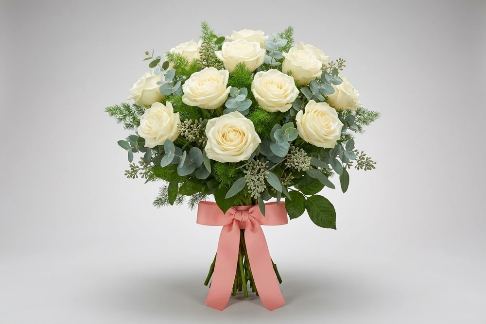 Buquê de Rosas Colombianas Brancas com Eucalipto – Doze Rosas em Embalagem Luxuosa